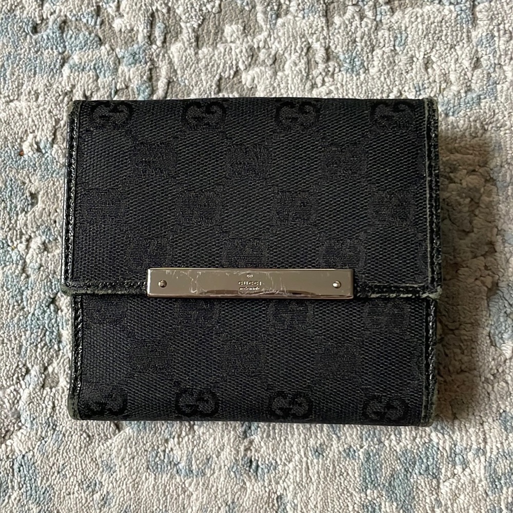 Used Authentic Gucci Bi-fold wallet Made in Italy in color Black